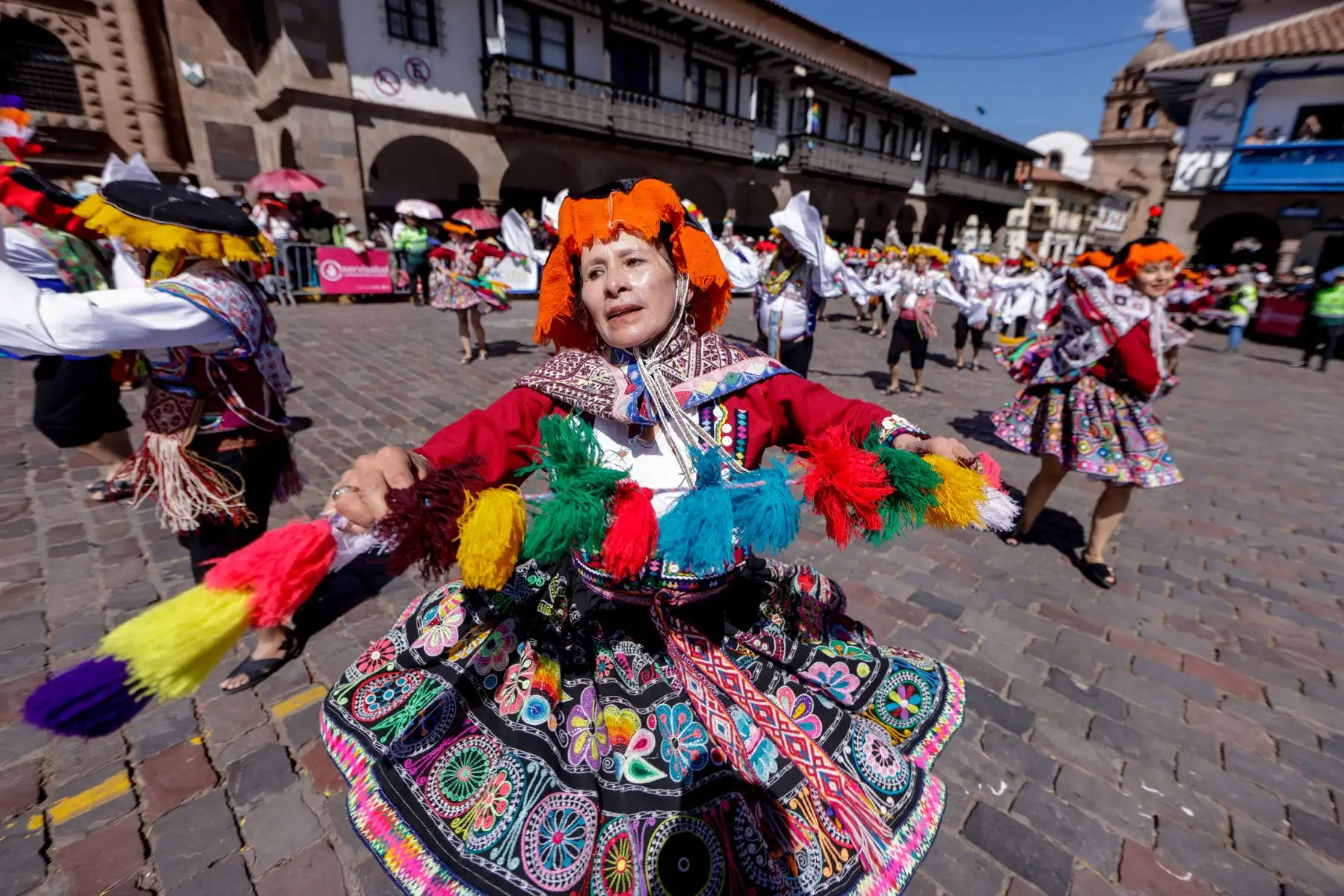 Desde el mediodía delegaciones de la Policía Nacional del Perú y del Ejército del Perú desfilan interpretando danzas vistosas y bien coreografiadas. Estas instituciones todos los años destacan por el singular saludo. Foto: ANDINA/Luis Iparraguirre