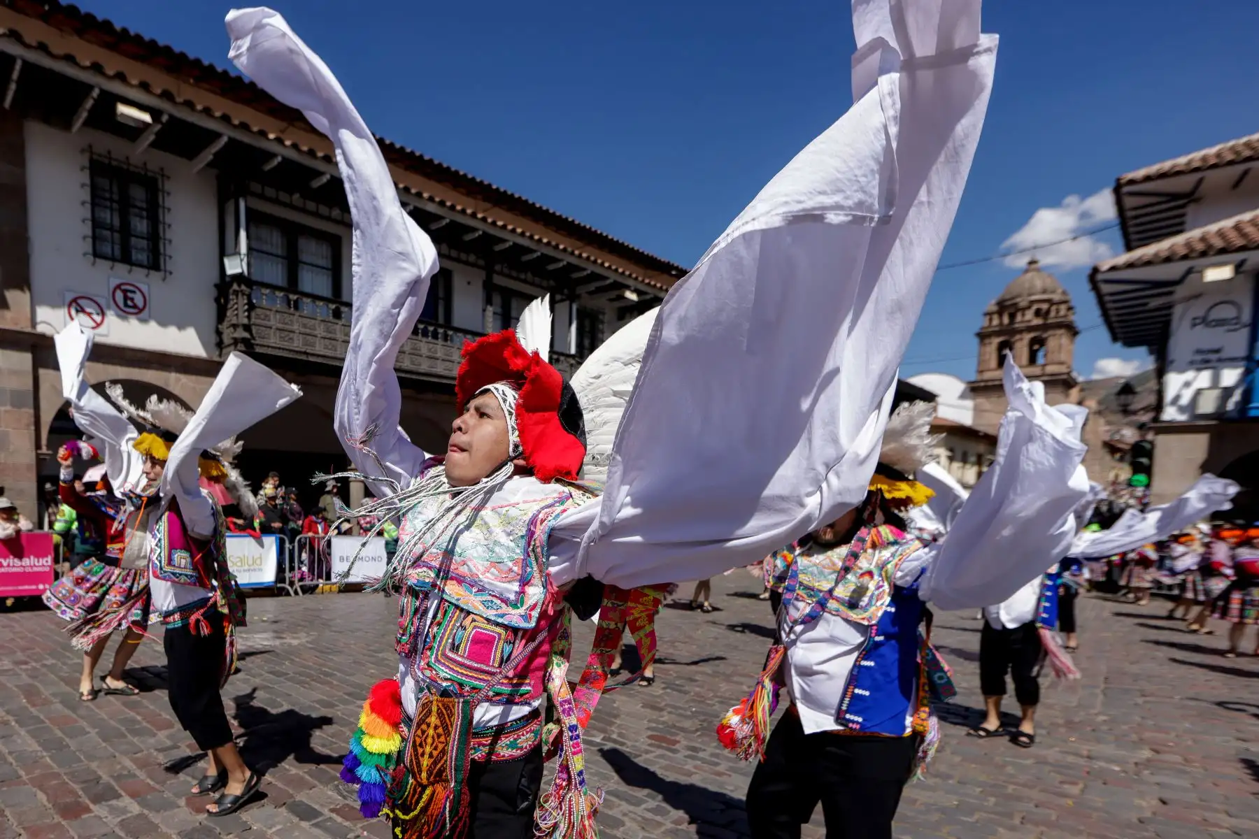 Las danzas coloridas al ritmo de la música andina es un deleite para turistas nacionales y extranjeros que aprovechan para fotografiar y tomarse ‘selfies’, algunos de ellos que son voluntarios en algunas organizaciones también desfilan. Foto: ANDINA/Luis Iparraguirre