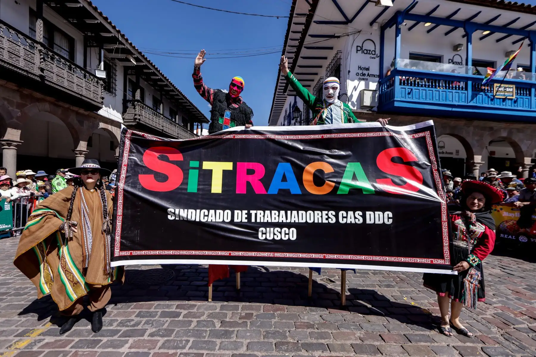 Ataviados con trajes típicos de las provincias de esta región dan su reverente saludo al anfitrión, el burgomaestre cusqueño, sus concejales y otras autoridades. Foto: ANDINA/Luis Iparraguirre