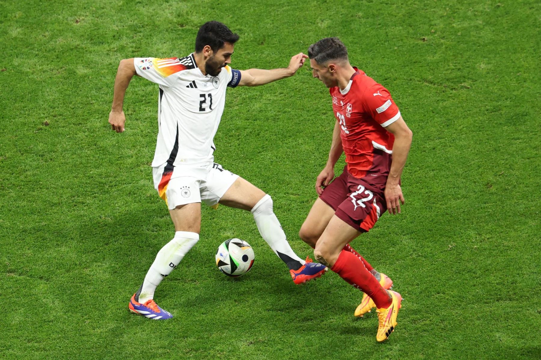 Ilkay Guendogan de Alemania y Fabian Schaer de Suiza en acción durante el partido de fútbol del grupo A de la UEFA EURO 2024 entre Suiza y Alemania. EFE