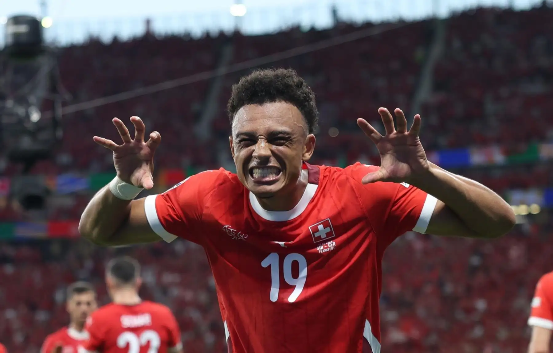 Dan Ndoye de Suiza posa después de marcar el gol inicial 1-0 durante el partido de fútbol del grupo A de la UEFA EURO 2024 entre Suiza y Alemania. EFE