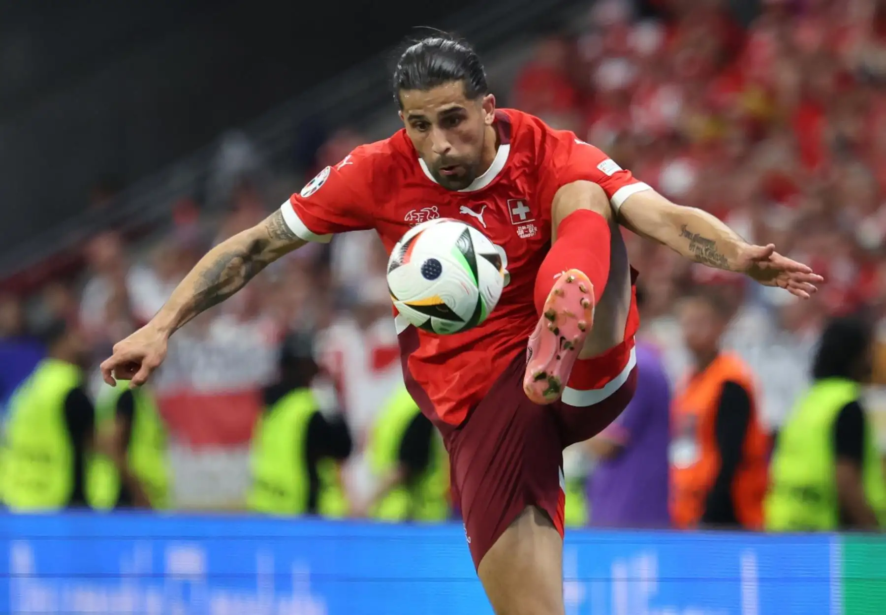 Ricardo Rodríguez de Suiza en acción durante el partido de fútbol del grupo A de la UEFA EURO 2024 entre Suiza y Alemania. EFE