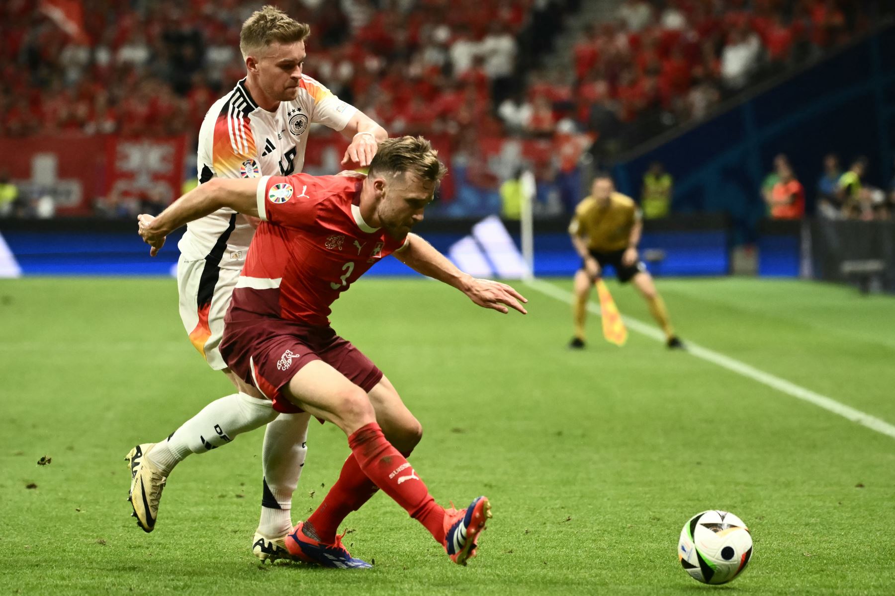El defensor alemán  Maximilian Mittelstaedt y el defensor suizo  Silvan Widmer compiten por el balón durante el partido de fútbol del Grupo A de la UEFA Euro 2024 entre Suiza y Alemania en el Frankfurt Arena de Frankfurt.
Foto: AFP