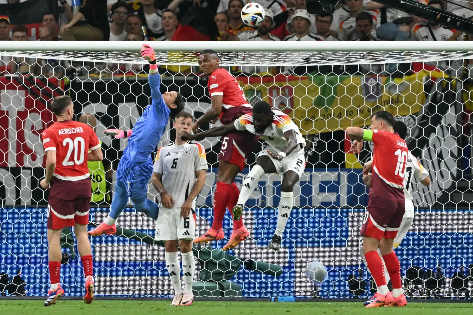 El portero suizo Yann Sommer despeja el balón durante el partido de fútbol del Grupo A de la UEFA Euro 2024 entre Suiza y Alemania en el Frankfurt Arena de Frankfurt.
Foto: AFP