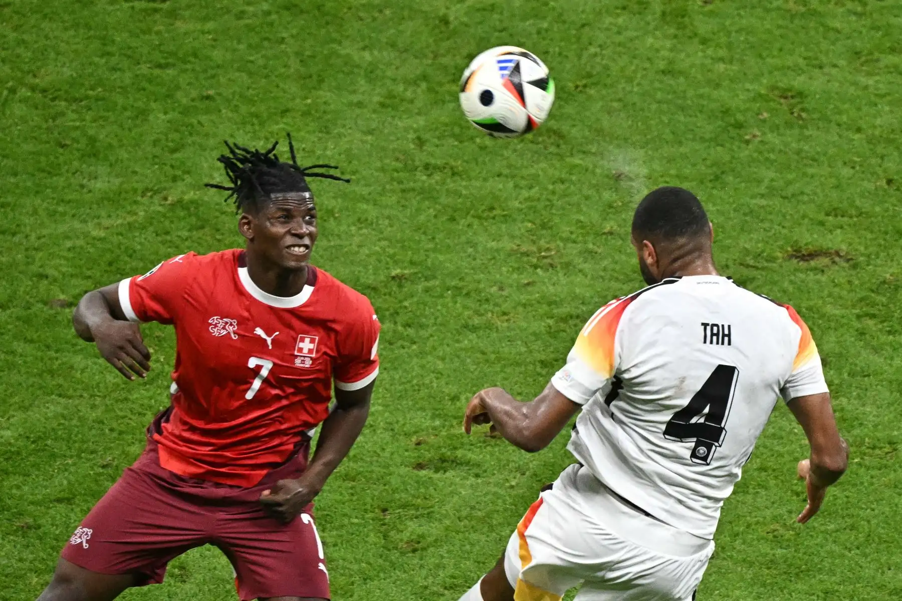 El delantero suizo Breel Embolo y el defensor alemán  Jonathan Tah compiten por el balón durante el partido de fútbol del Grupo A de la UEFA Euro 2024 entre Suiza y Alemania en el Frankfurt Arena.
Foto: AFP