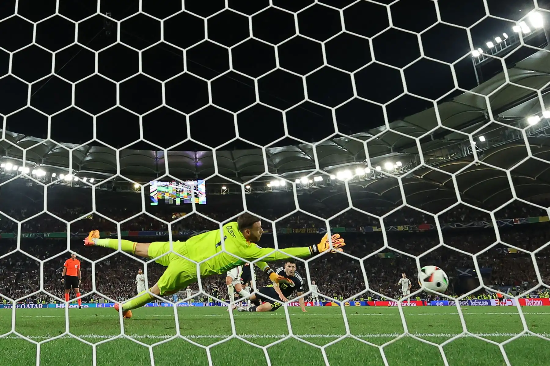 El portero escocés  Angus Gunn concede un gol durante el partido de fútbol del Grupo A de la UEFA Euro 2024 entre Escocia y Hungría en el Stuttgart Arena de Stuttgart .
Foto: AFP