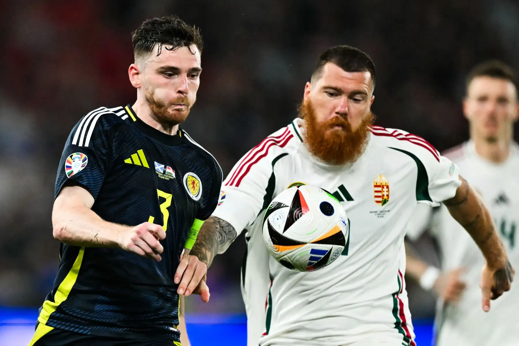 El defensor escocés Andrew Robertson lucha por el balón con el delantero húngaro Martin Adam durante el partido de fútbol del Grupo A de la UEFA Euro 2024 entre Escocia y Hungría en el Stuttgart Arena de Stuttgart .
Foto: AFP