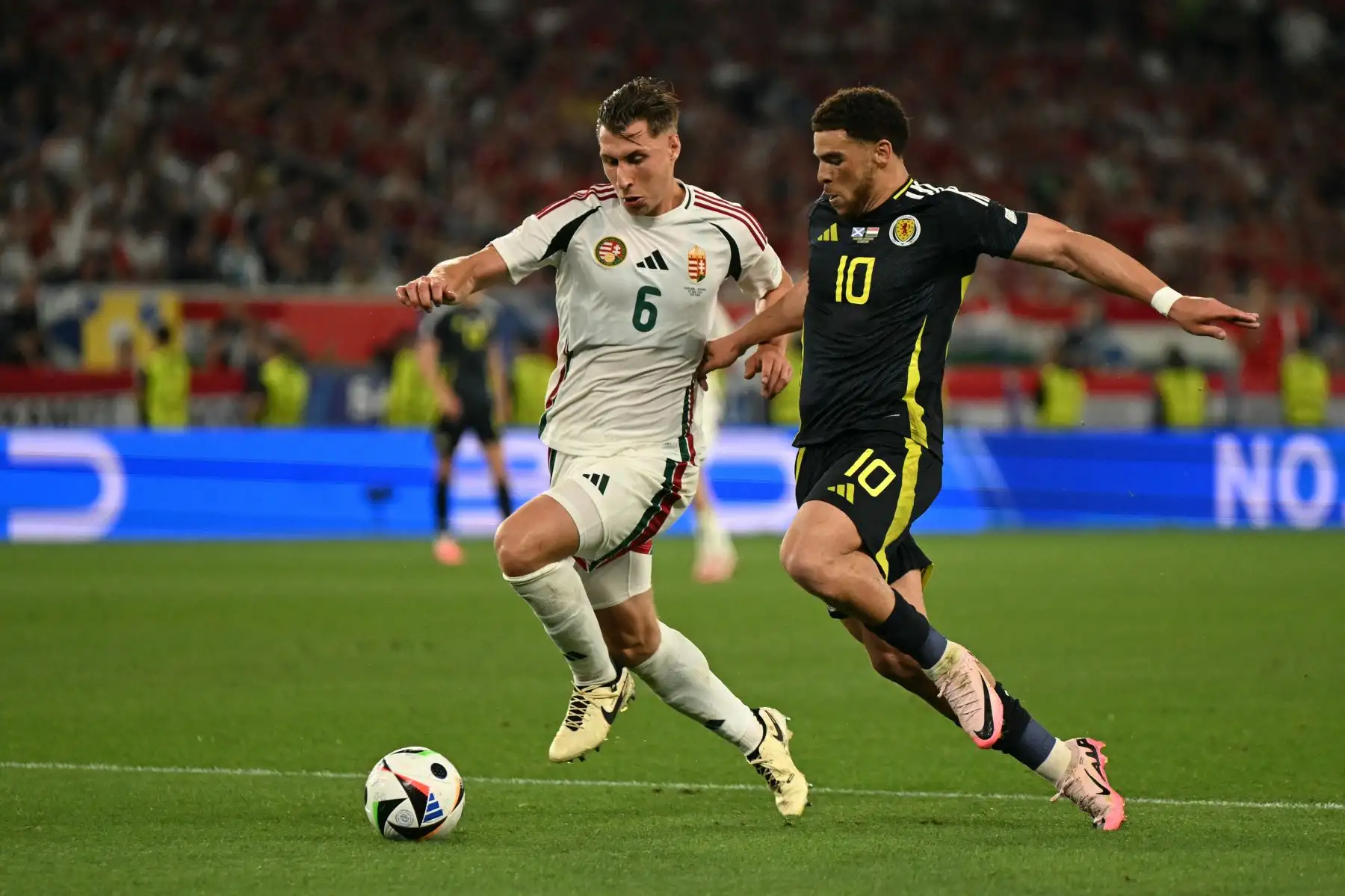 El defensor húngaro Willi Orban lucha por el balón con el delantero escocés Che Adams (R) durante el partido de fútbol del Grupo A de la UEFA Euro 2024 entre Escocia y Hungría en el Stuttgart Arena de Stuttgart.
Foto: AFP