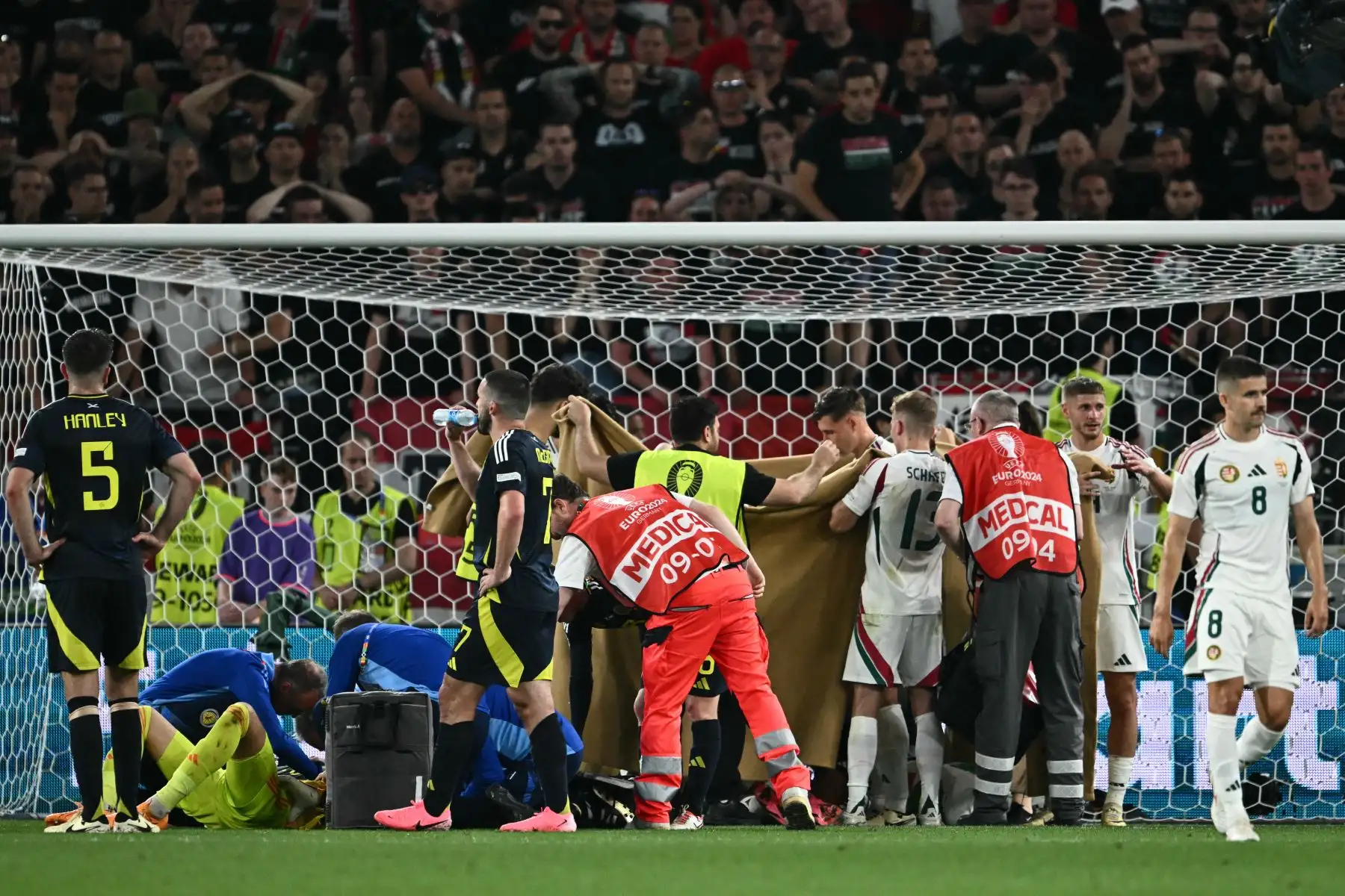El delantero húngaro Barnabas Varga, escondido detrás de una tela, recibe tratamiento médico durante el partido de fútbol del Grupo A de la UEFA Euro 2024 entre Escocia y Hungría en el Stuttgart Arena de Stuttgart.
Foto: AFP