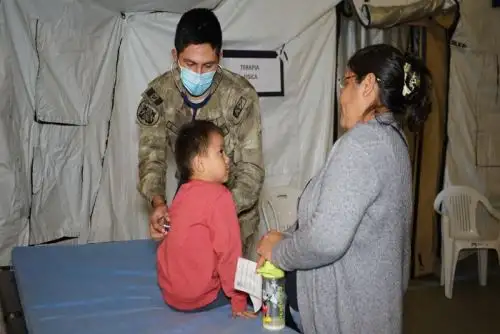 En el estadio Justo Ruiz Prieto en San Jacinto se instalaron los módulos de atención de la Armada del Perú y de otras instituciones del Estado, así como de la municipalidad local.