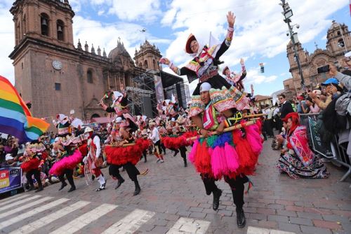 La delegación policial fue una de las doscientas que saludan a Cusco en el Gran Desfile Cívico que tradicionalmente se celebra el 23 de junio, antesala al Gran Inti Raymi o Fiesta del Sol. Foto: ANDINA/Percy Hurtado.  ORO foto