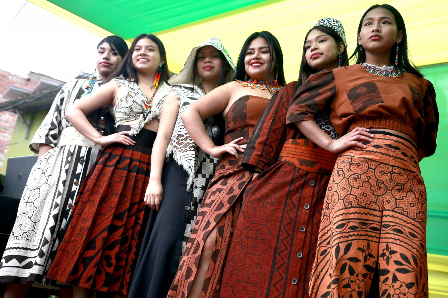 Diversas jovencitas mostraron vistosos y elegantes trajes típicos de la diseñadora nativa Sadit Silvano. Foto: ANDINA/Lino Chipana