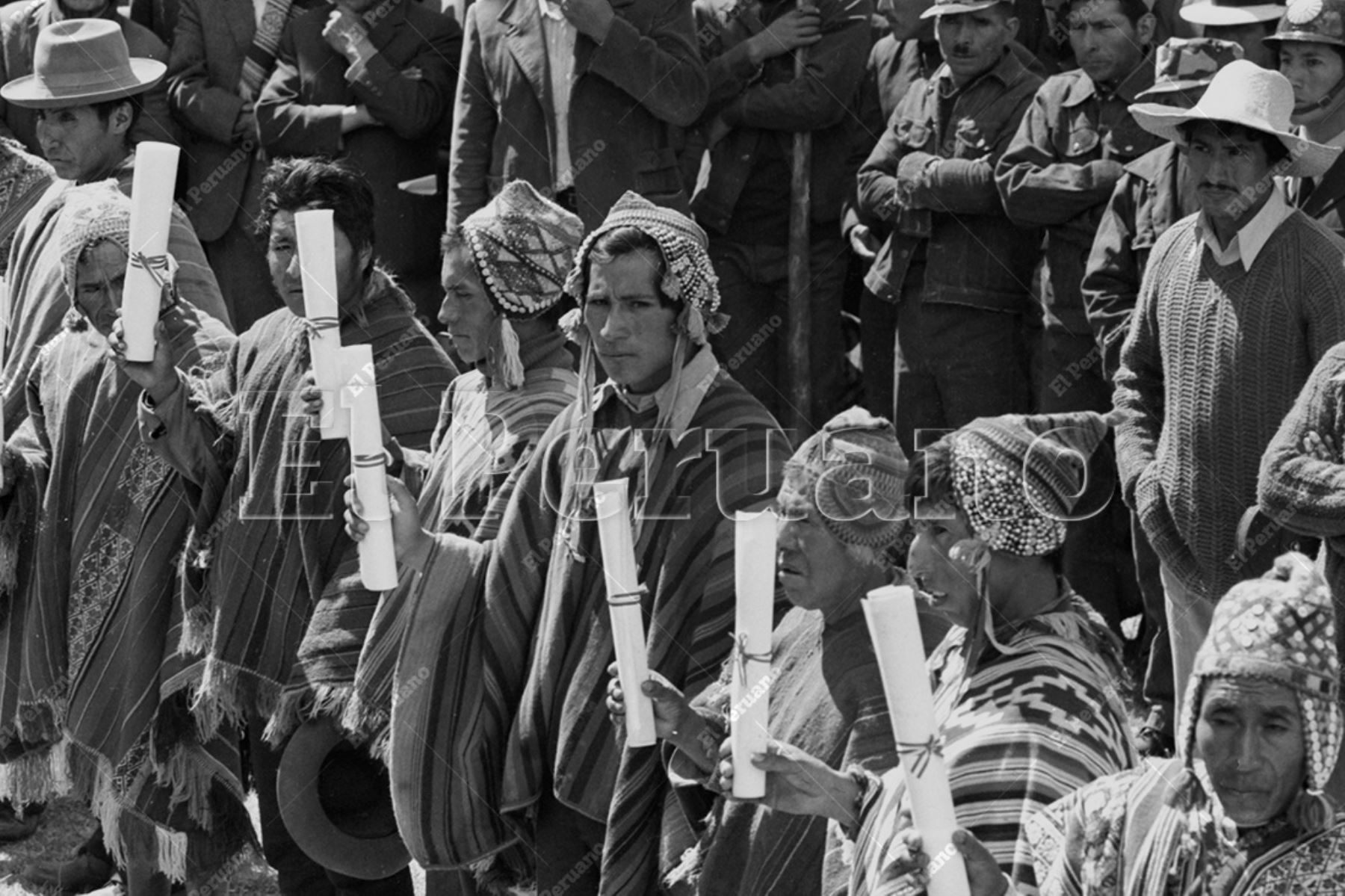 Cusco - 23 junio 1975 / Entrega de títulos  a campesinos de distintas comunidades del Cusco. Foto: Archivo Histórico de El Peruano / Oswaldo Sánchez