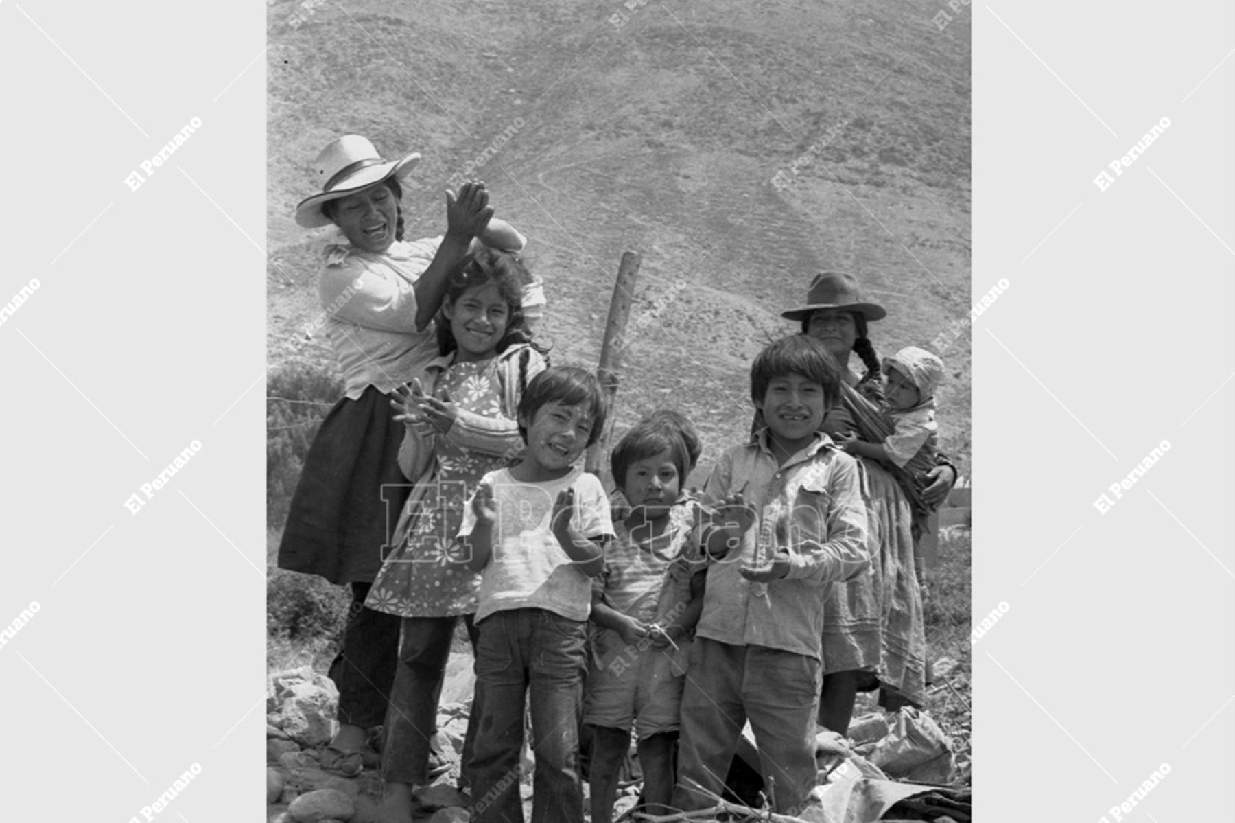 Lima - 21 marzo 1975 / Familia campesina en la Cooperativa Agraria de Producción Tres Unidos en el camino a Canta. Foto: Archivo Histórico de El Peruano / José Risco