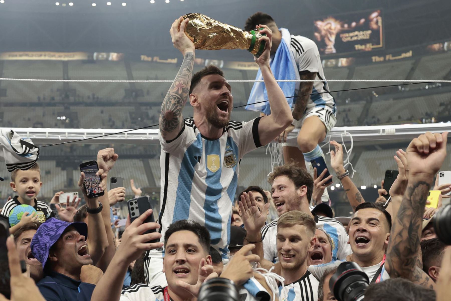 Lionel Messi de Argentina celebra, tras ganar en la final del Mundial de Fútbol Qatar 2022 entre Argentina y Francia en el estadio de Lusail (Catar).
Foto: EFE