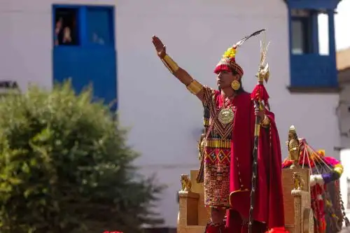 La primera escenificación, el “Saludo al dios Sol”, se realiza en la explanada del templo de Qorikancha, construido por Pachacútec y cuyas paredes interiores estaban revestidas de láminas de oro. Foto: ANDINA/ Luis Iparraguirre