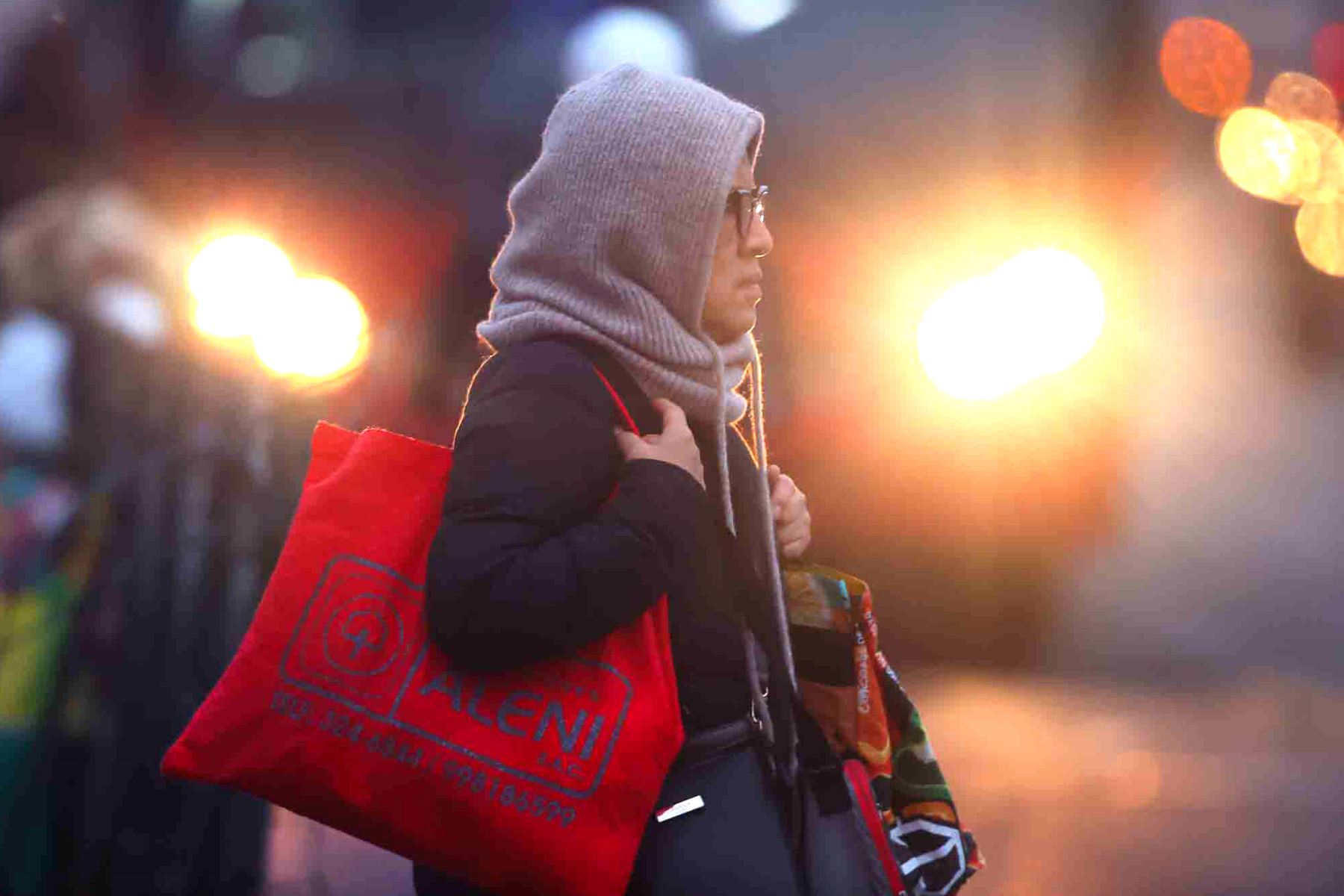 Frío, bajas temperaturas, clima, neblina, nubosidad, humedad, Cercado de Lima, ciudad, otoño, invierno, abrigos, gorros, gente, limeños. Foto: ANDINA/Carlos Lezama Villantoy.