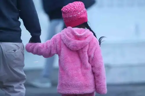 Durante la temporada de invierno, muchas madres de familia optan por abrigar demasiado a sus hijos. Foto: ANDINA/Carlos Américo Lezama Villantoy