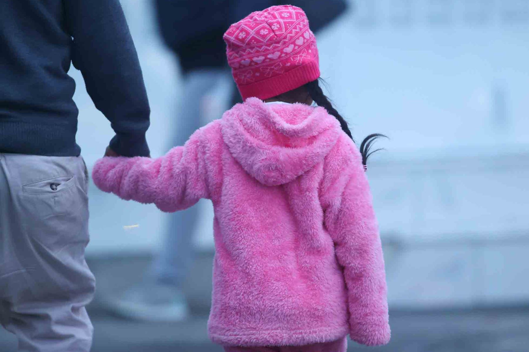 Durante la temporada de invierno, muchas madres de familia optan por abrigar demasiado a sus hijos. Foto: ANDINA/Carlos Américo Lezama Villantoy