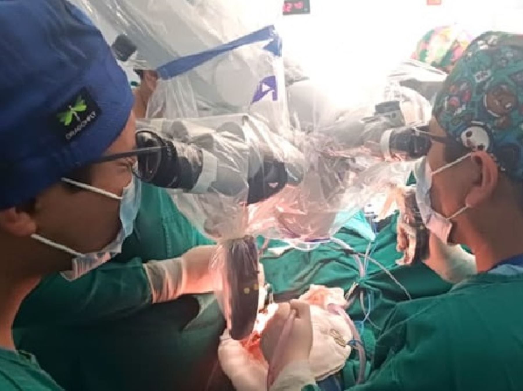 Más de siete horas demoró la intervención quirúrgica que realizaron médicos del IREN Centro de Huancayo para lograr extirpar un tumor cerebral gigante que aquejaba a un joven paciente. ANDINA/Difusión