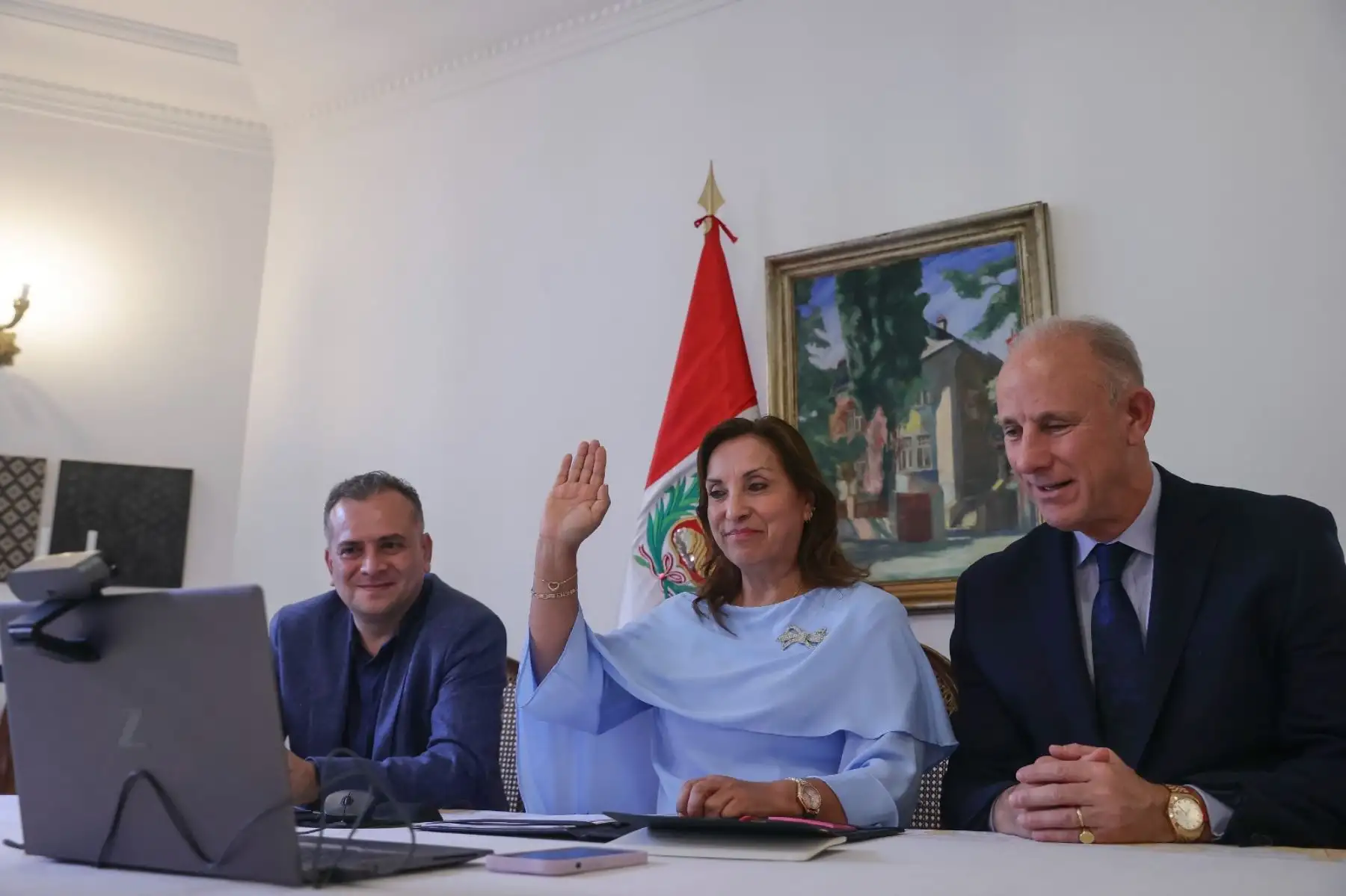Previo a su llegada a la República Popular China, la jefa de Estado, Dina Ercilia Boluarte Zegarra, lidera de manera virtual, desde París, Francia, la primera reunión de trabajo con el presidente del Consejo de Ministros del Perú, junto al titular del Ministerio de Relaciones Exteriores del Perú y el secretario general del Despacho Presidencial. Foto: ANDINA/Presidencia