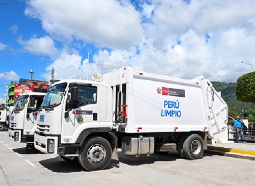 El Ministerio del Ambiente entregó siete camiones compactadores de basura a la Municipalidad de Nueva Cajamarca que ayudarán a mejorar el servicio de limpieza en ese distrito ubicado en la provincia de Rioja, región San Martín. ANDINA/Difusión