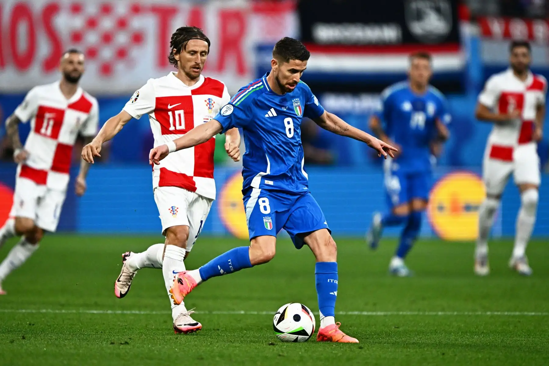 El centrocampista croata  Luka Modric lucha por el balón con el centrocampista italiano  Jorginho durante el partido de fútbol del Grupo B de la UEFA Euro 2024 entre Croacia e Italia en el estadio de Leipzig. Foto. ANDINA/AFP