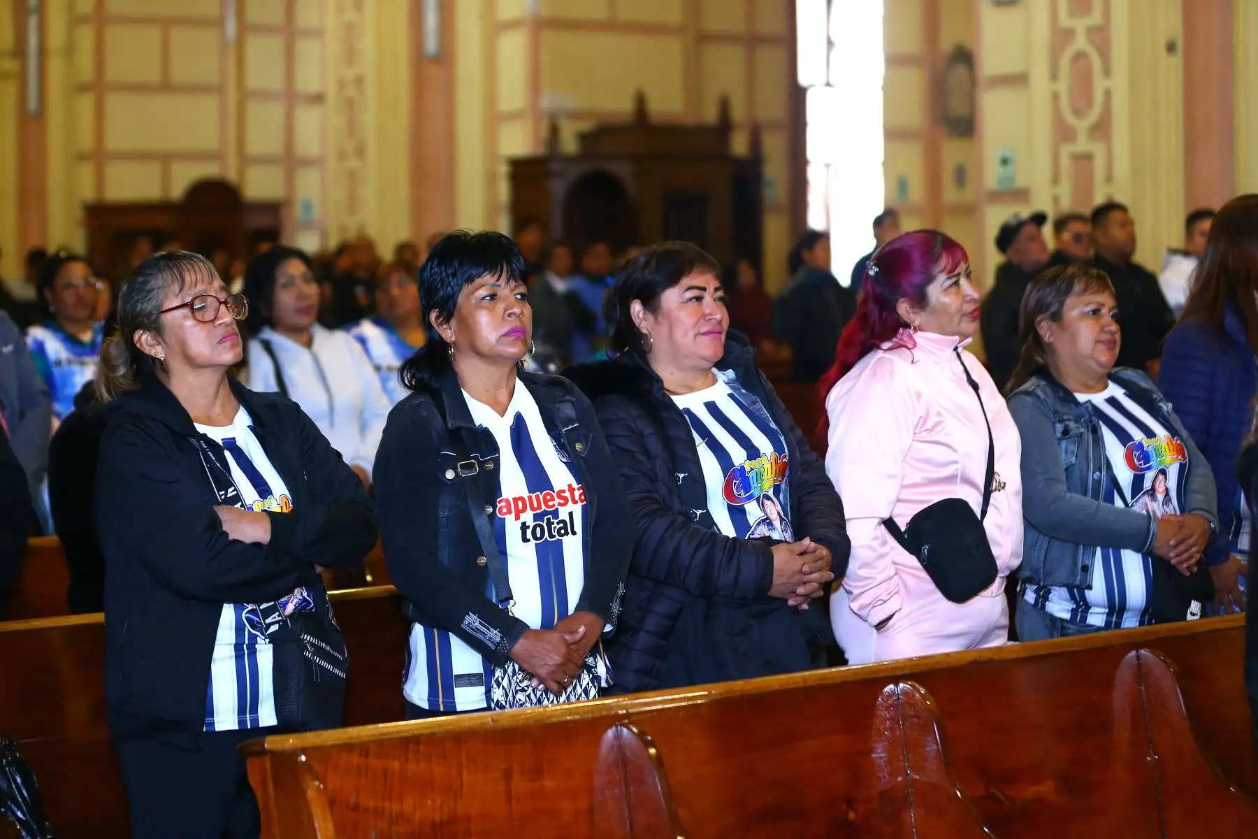 A 30 años de la muerte de Lorenzo Palacios "Chacalón", "también conocido como Faraón de la Cumbia", decenas de seguidores y familiares participan de una misa en su honor en la iglesia La Merced del Cercado de Lima.
Foto: ANDINA/Eddy Ramos