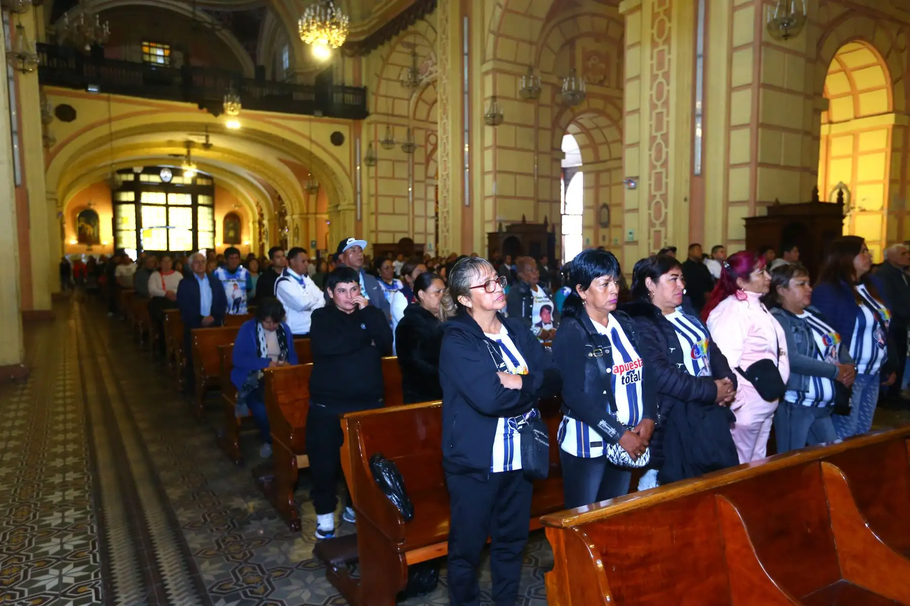 A 30 años de la muerte de Lorenzo Palacios "Chacalón", "también conocido como Faraón de la Cumbia", decenas de seguidores y familiares participan de una misa en su honor en la iglesia La Merced del Cercado de Lima.
Foto: ANDINA/Eddy Ramos