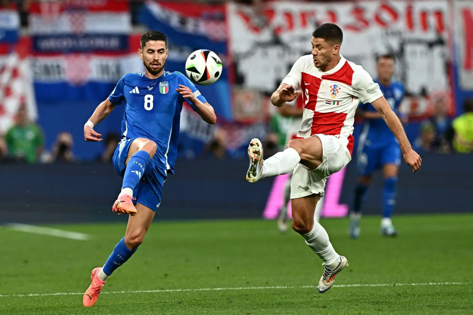 El centrocampista italiano Jorginho y el delantero croata  Andrej Kramaric luchan por el balón durante el partido de fútbol del Grupo B de la UEFA Euro 2024 entre Croacia e Italia en el estadio de Leipzig en Leipzig. Foto: Andina/ AFP