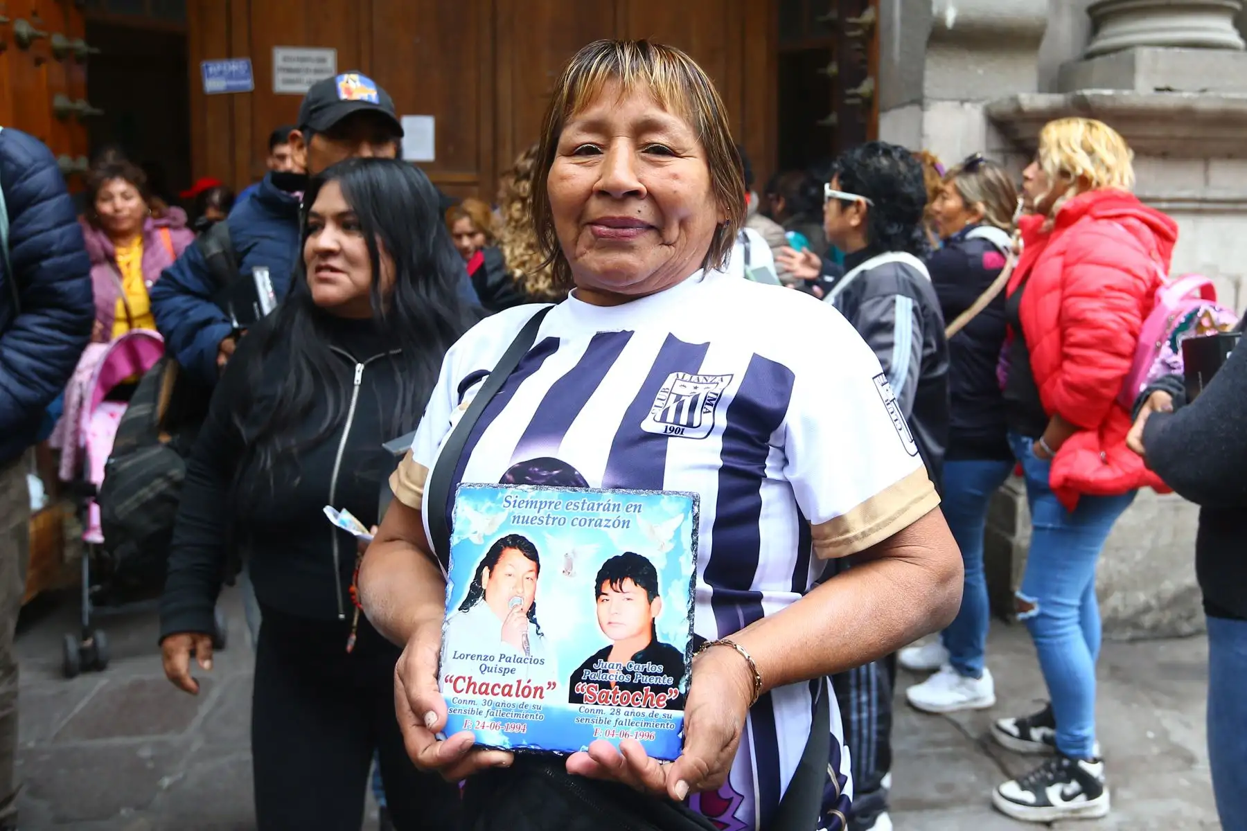 A 30 años de la muerte de Lorenzo Palacios "Chacalón", "también conocido como Faraón de la Cumbia", decenas de seguidores y familiares participan de una misa en su honor en la iglesia La Merced del Cercado de Lima.
Foto: ANDINA/Eddy Ramos