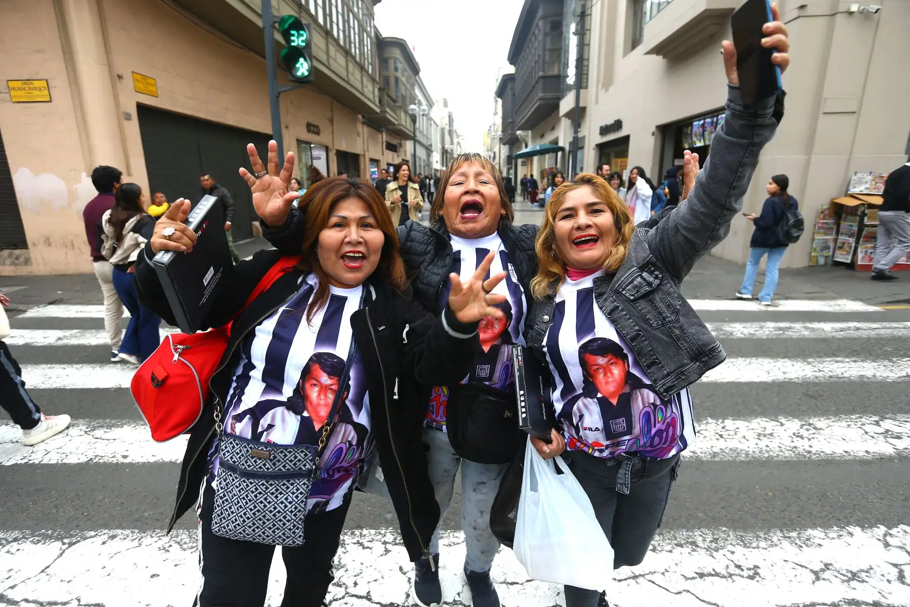 A 30 años de la muerte de Lorenzo Palacios "Chacalón", "también conocido como Faraón de la Cumbia", decenas de seguidores y familiares participan de una misa en su honor en la iglesia La Merced del Cercado de Lima.
Foto: ANDINA/Eddy Ramos