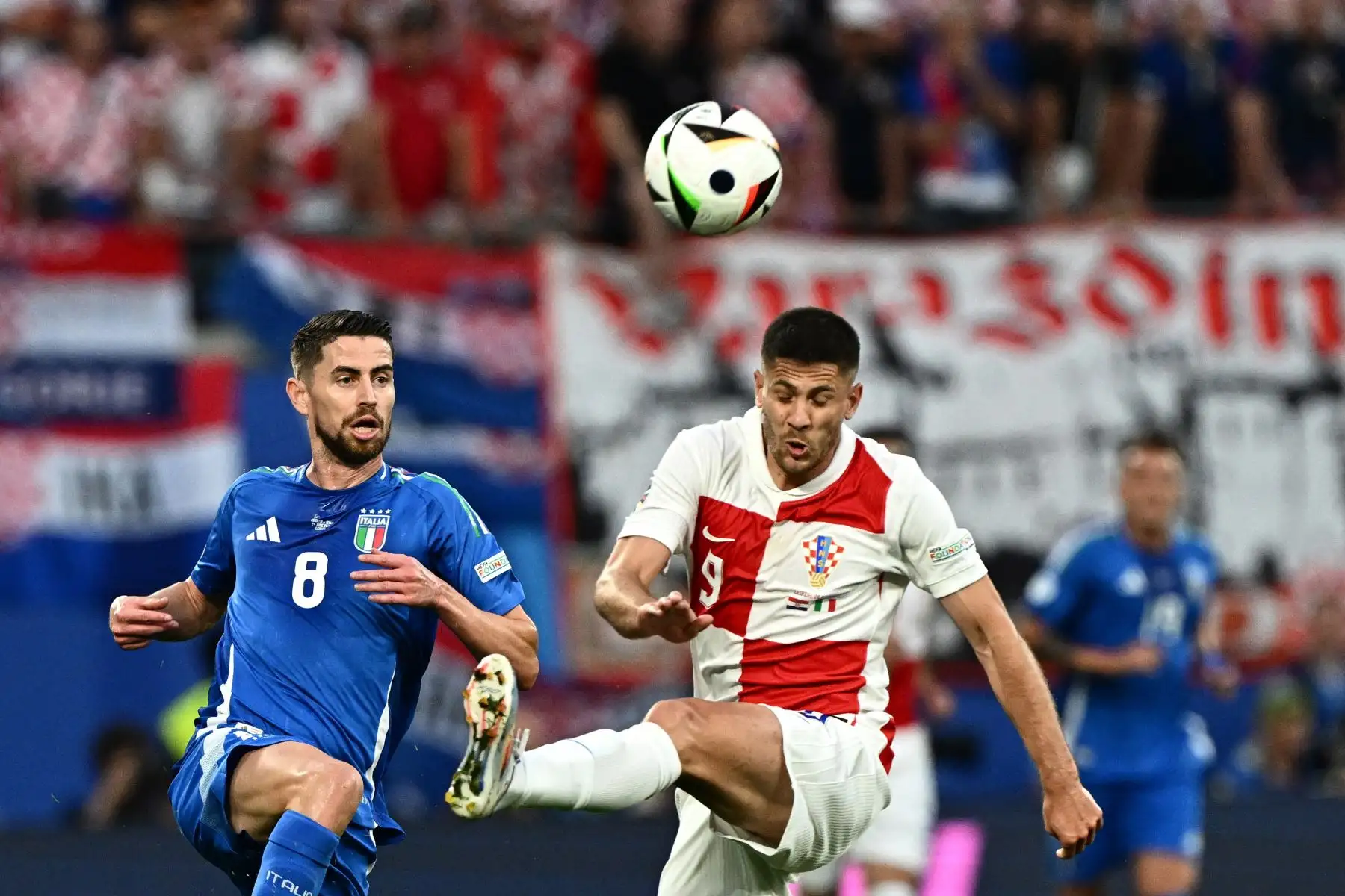 El centrocampista italiano Jorginho y el delantero croata  Andrej Kramaric luchan por el balón durante el partido de fútbol del Grupo B de la UEFA Euro 2024 entre Croacia e Italia en el estadio de Leipzig. Foto. ANDINA/AFP