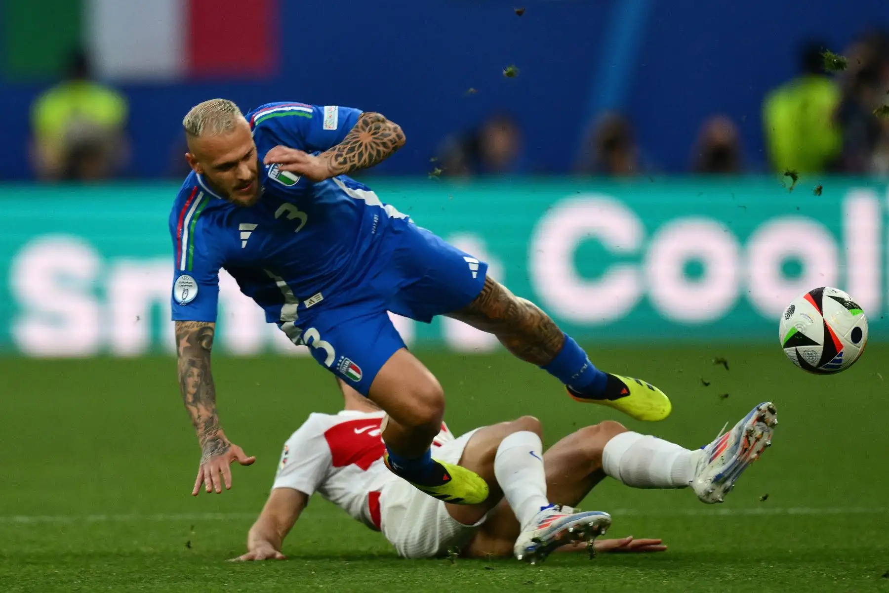 El defensor italiano Federico Dimarco  lucha por el balón con el defensor croata  Josip Stanisic durante el partido de fútbol del Grupo B de la UEFA Euro 2024 entre Croacia e Italia en el estadio de Leipzig.  Foto: ANDINA/ AFP