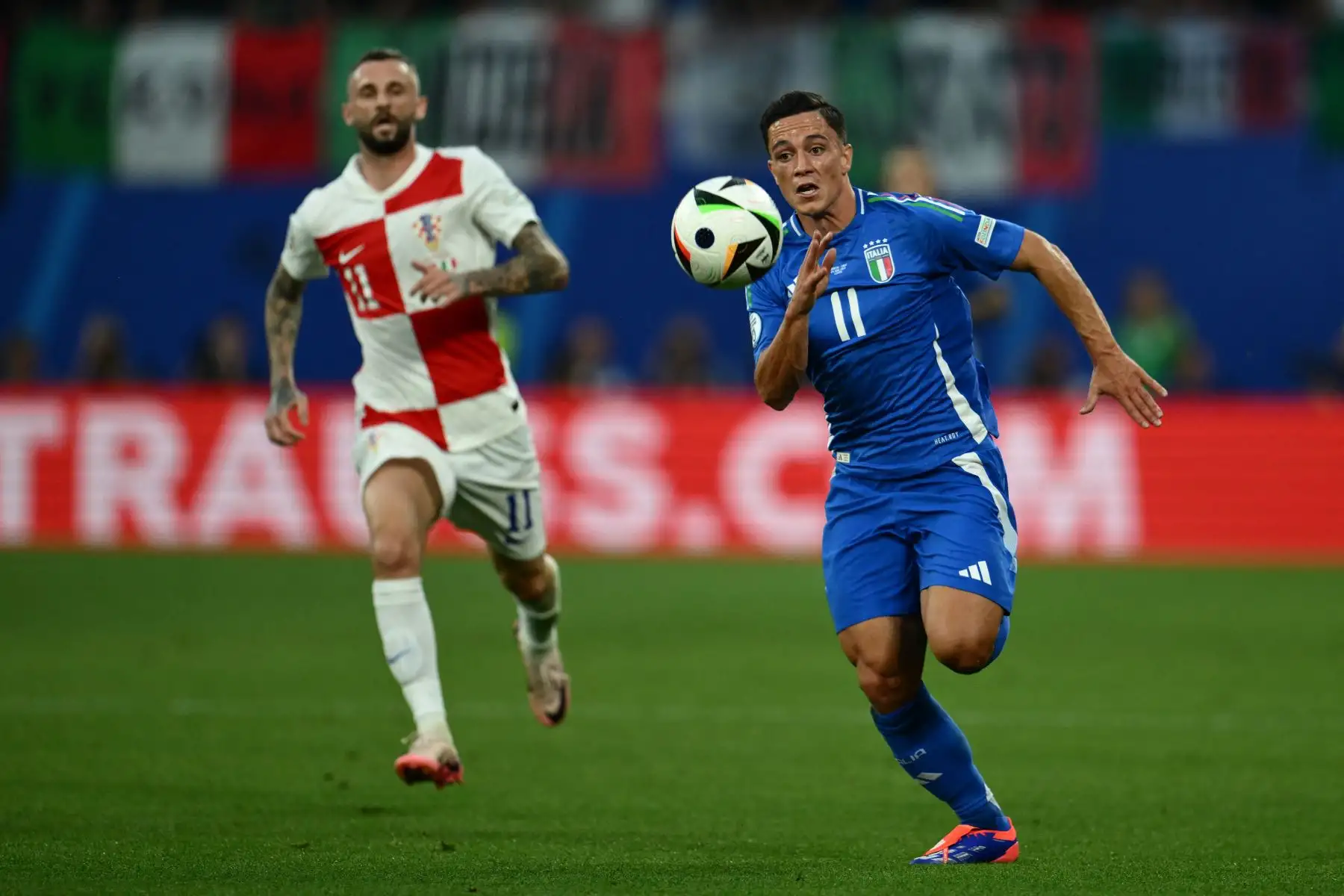 El delantero italiano Giacomo Raspadori  persigue el balón durante el partido de fútbol del Grupo B de la UEFA Euro 2024 entre Croacia e Italia en el estadio de Leipzig. Foto: ANDINA/AFP