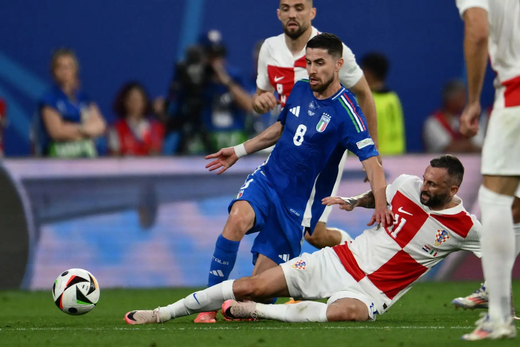 El centrocampista italiano Jorginho es abordado por el centrocampista croata Marcelo Brozovic durante el partido de fútbol del Grupo B de la UEFA Euro 2024 entre Croacia e Italia en el estadio de Leipzig. 
Foto: ANDINA/AFP