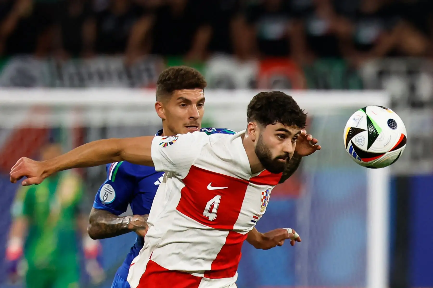 El defensor italiano Giovanni Di Lorenzo y el defensor croata  Josko Gvardiol luchan por el balón durante el partido de fútbol del Grupo B de la UEFA Euro 2024 entre Croacia e Italia en el estadio de Leipzig. 
Foto: ANDINA/ AFP
