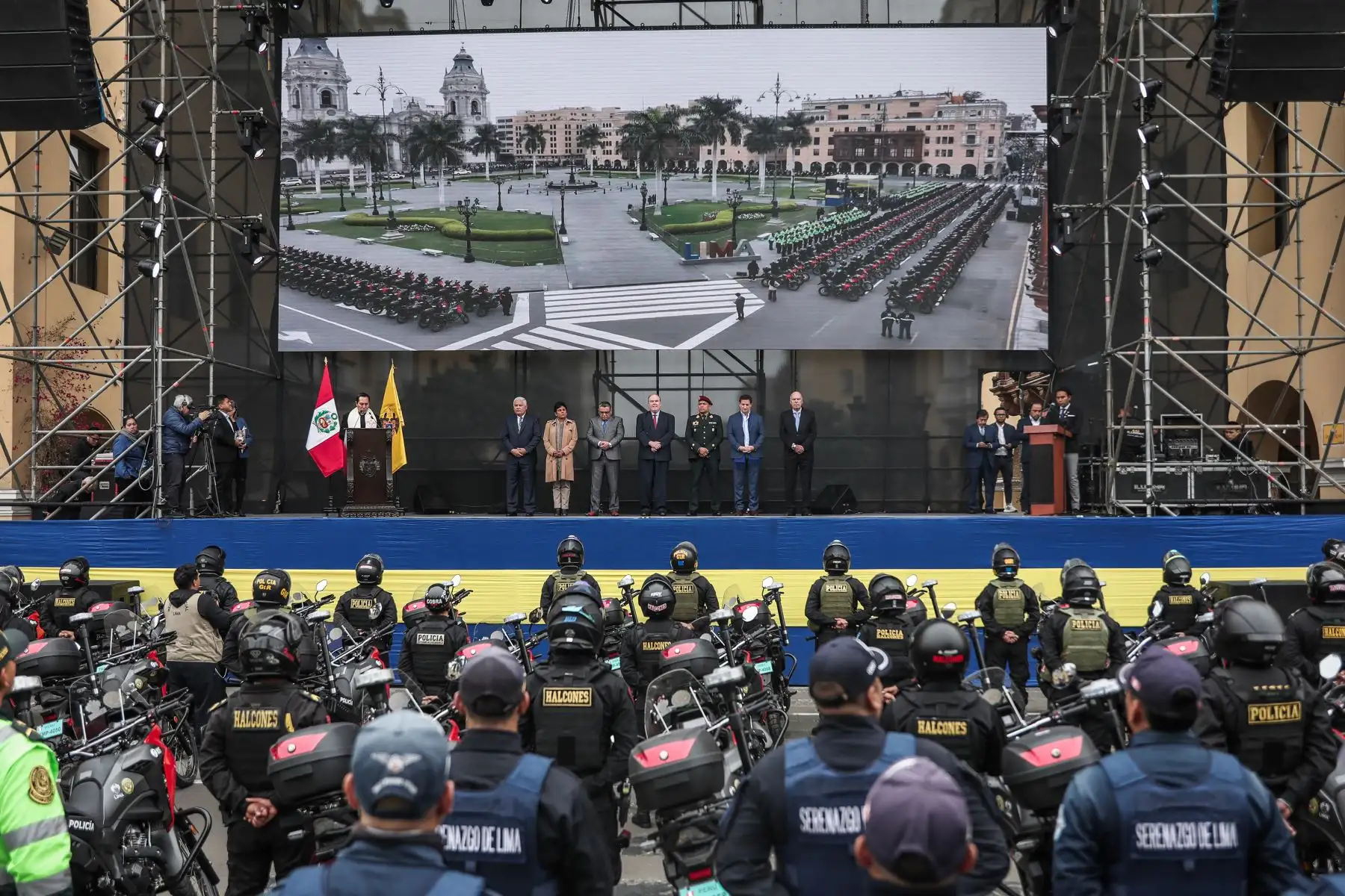 El alcalde Rafael López Aliaga entregó la segunda flota de motos que adquirió la Municipalidad de Lima para la Policía Nacional del Perú con motivo de combatir la delincuencia. 
Foto: ANDINA/Connie Calderon