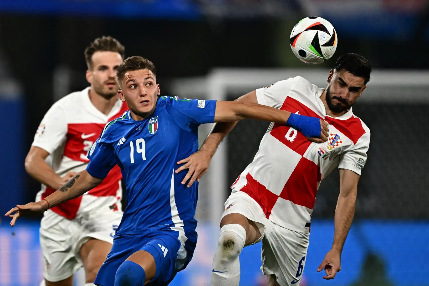 El delantero italiano Mateo Retegui lucha por el balón con el defensor croata Josip Sutalo  durante el partido de fútbol del Grupo B de la UEFA Euro 2024 entre Croacia e Italia en el estadio de Leipzig.  eFoto: ANDINA/AFP