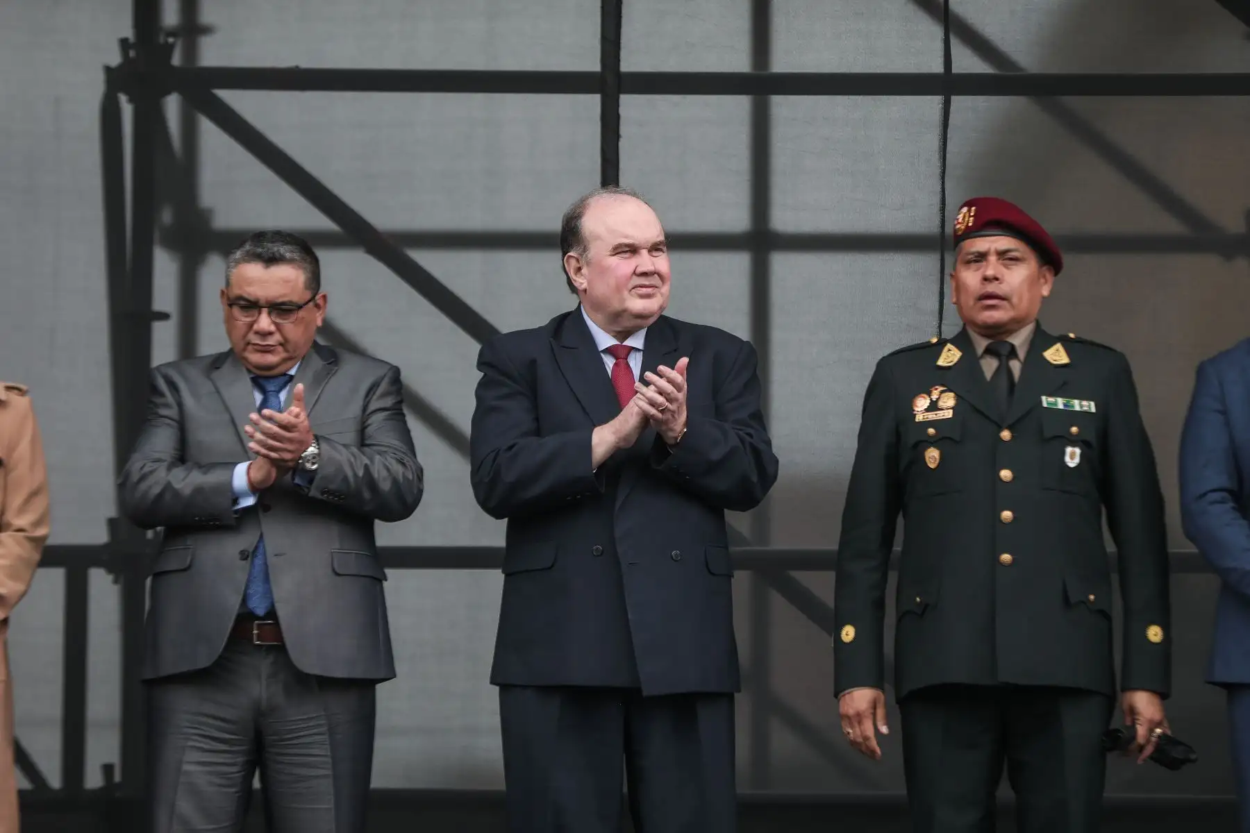 El alcalde Rafael López Aliaga entregó la segunda flota de motos que adquirió la Municipalidad de Lima para la Policía Nacional del Perú con motivo de combatir la delincuencia. 
Foto: ANDINA/Connie Calderon
