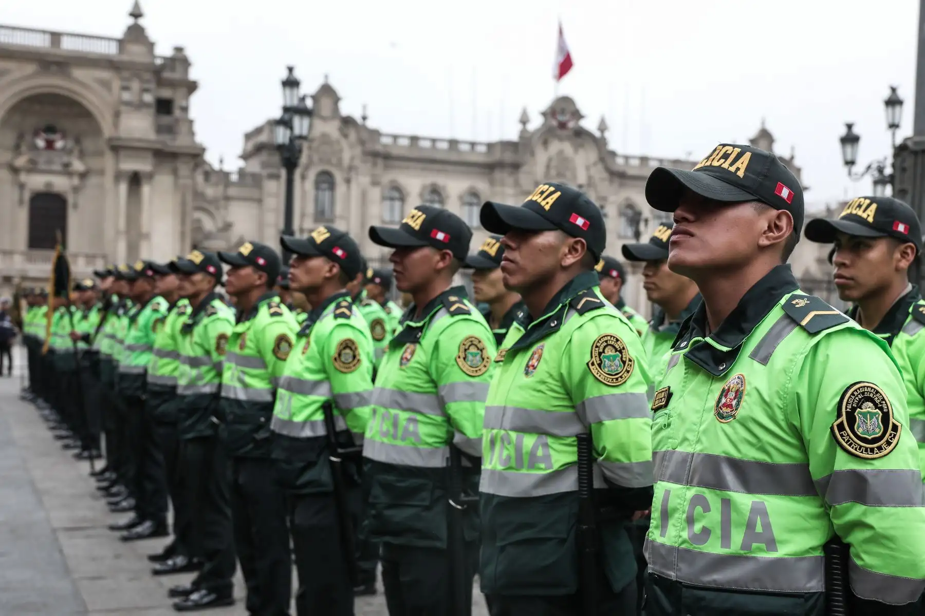 Policías escuchando las palabras del alcalde Rafael López Aliaga tras entregar la segunda flota de motos para combatir la delincuencia. 
Foto: ANDINA/Connie Calderon