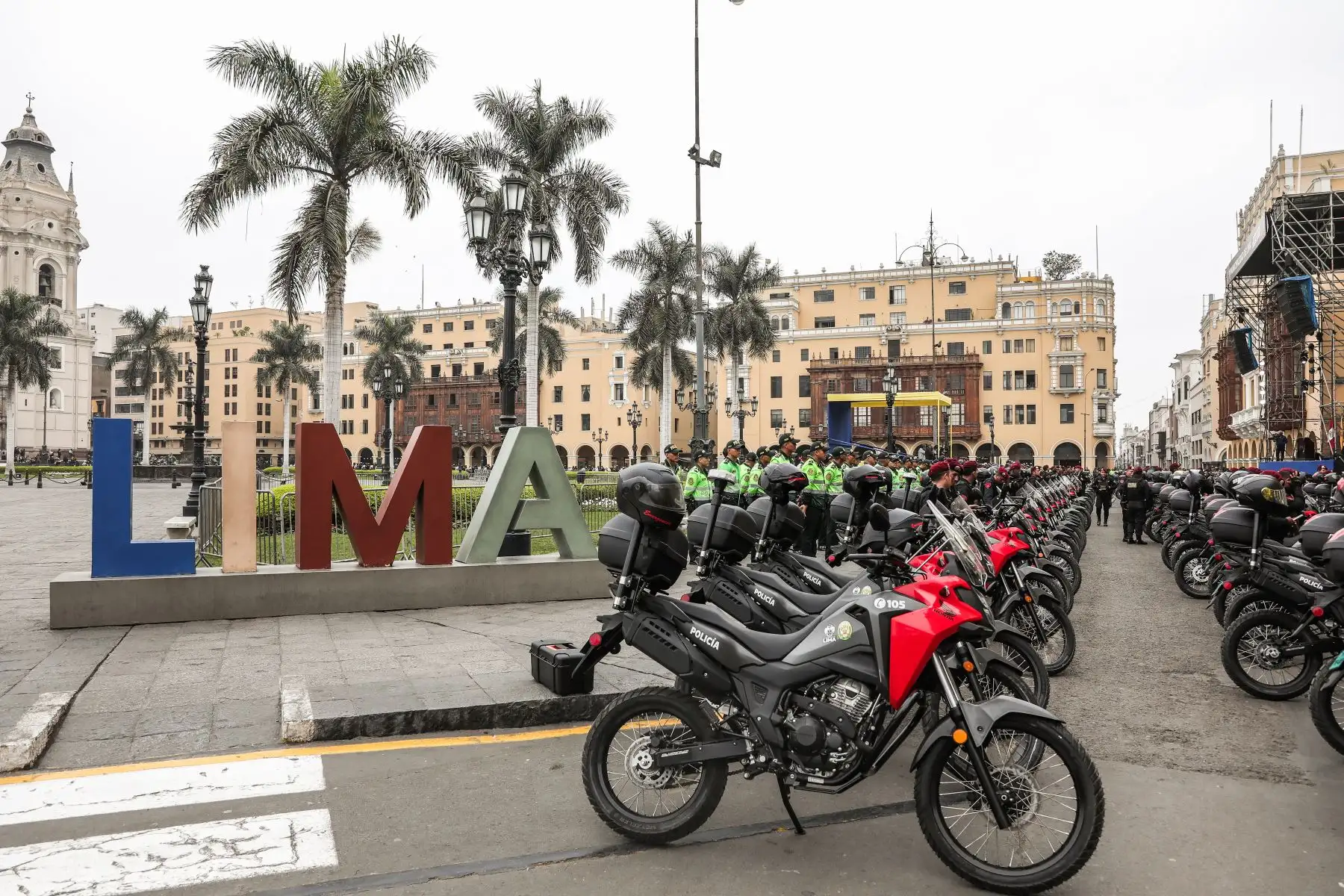 El alcalde Rafael López Aliaga entregó la segunda flota de motos que adquirió la Municipalidad de Lima para la Policía Nacional del Perú con motivo de combatir la delincuencia. 
Foto: ANDINA/Connie Calderon