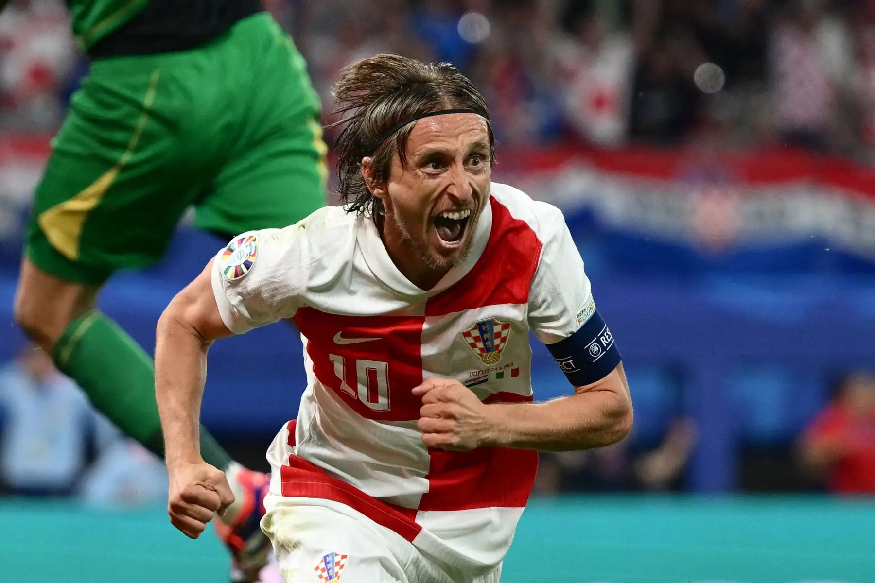 El centrocampista croata  Luka Modric celebra marcar el primer gol de su equipo durante el partido de fútbol del Grupo B de la UEFA Euro 2024 entre Croacia e Italia en el estadio de Leipzig. Foto: ANDINA/AFP