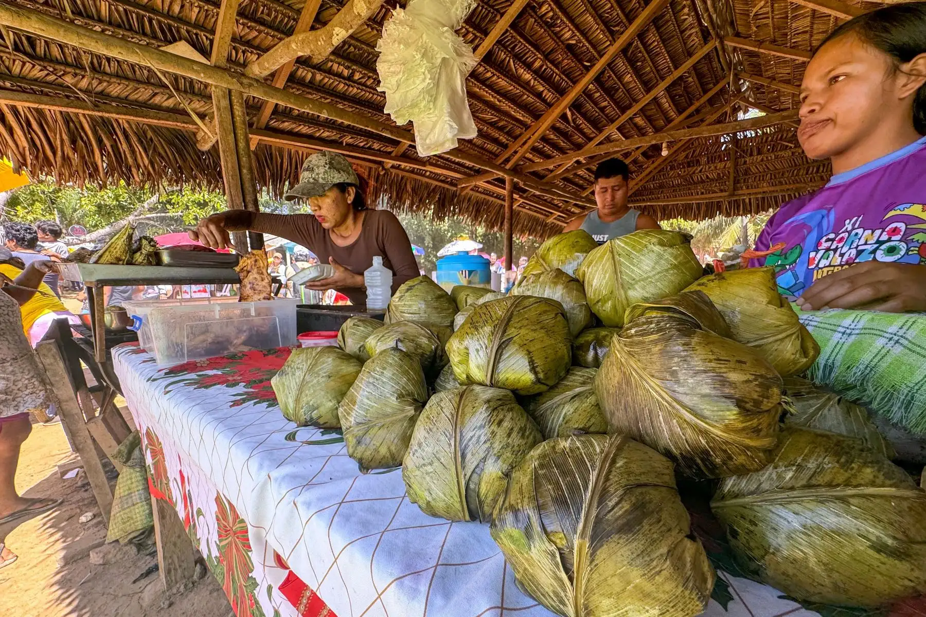 Cientos de personas acudieron masivamente a la playa Yaniracocha en Pucallpa, región Ucayali, para cumplir con el "baño bendito