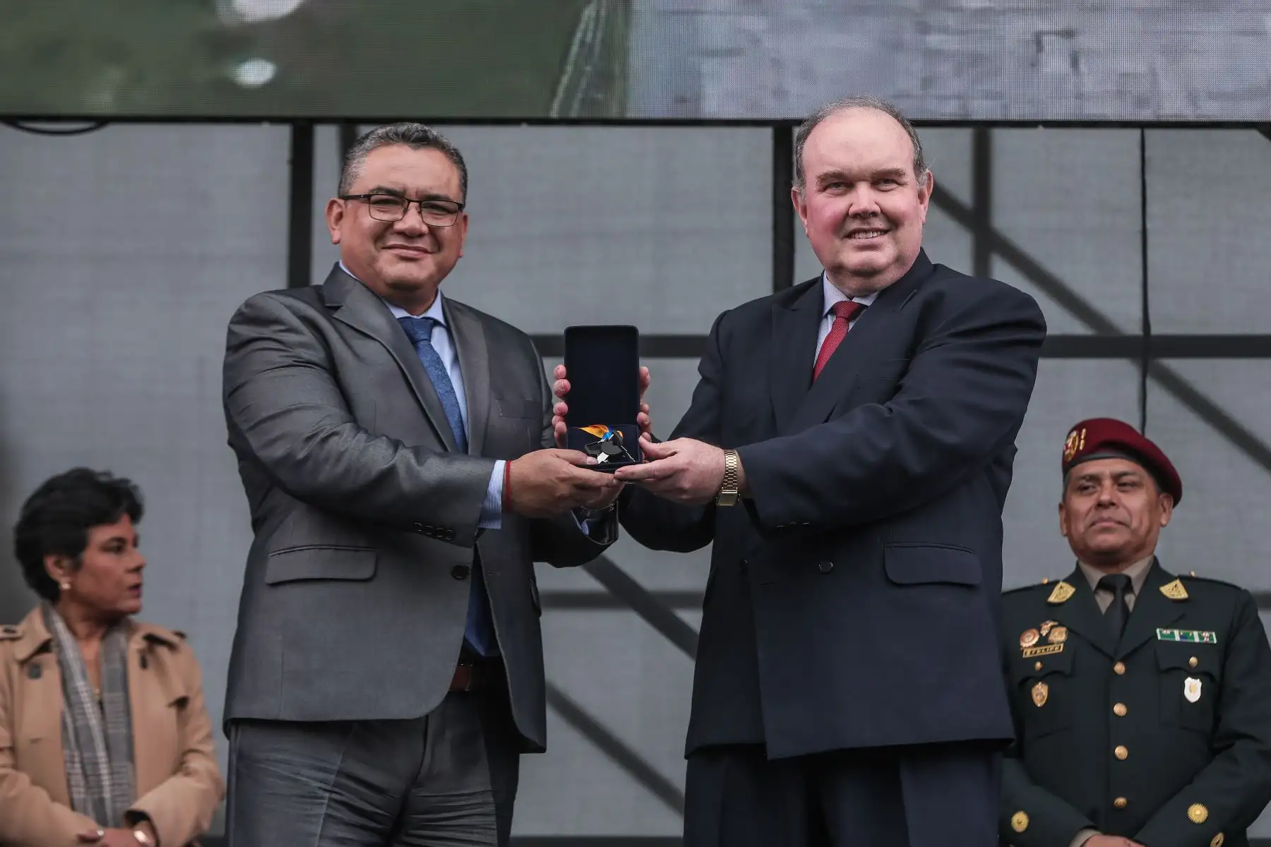 El alcalde Rafael López Aliaga con el ministro del Interior, Juan José Santivañez, tras entregar la segunda flota de motos que adquirió la Municipalidad de Lima para la Policía Nacional del Perú con el objetivo de combatir la delincuencia. Foto: ANDINA/Connie Calderon