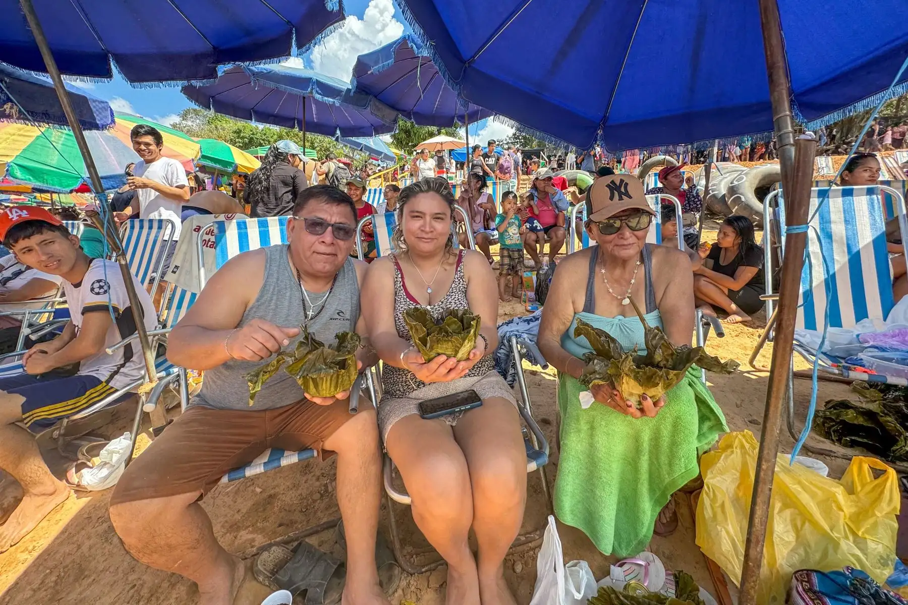 Cientos de personas acudieron masivamente a la playa Yaniracocha en Pucallpa, región Ucayali, para cumplir con el "baño bendito