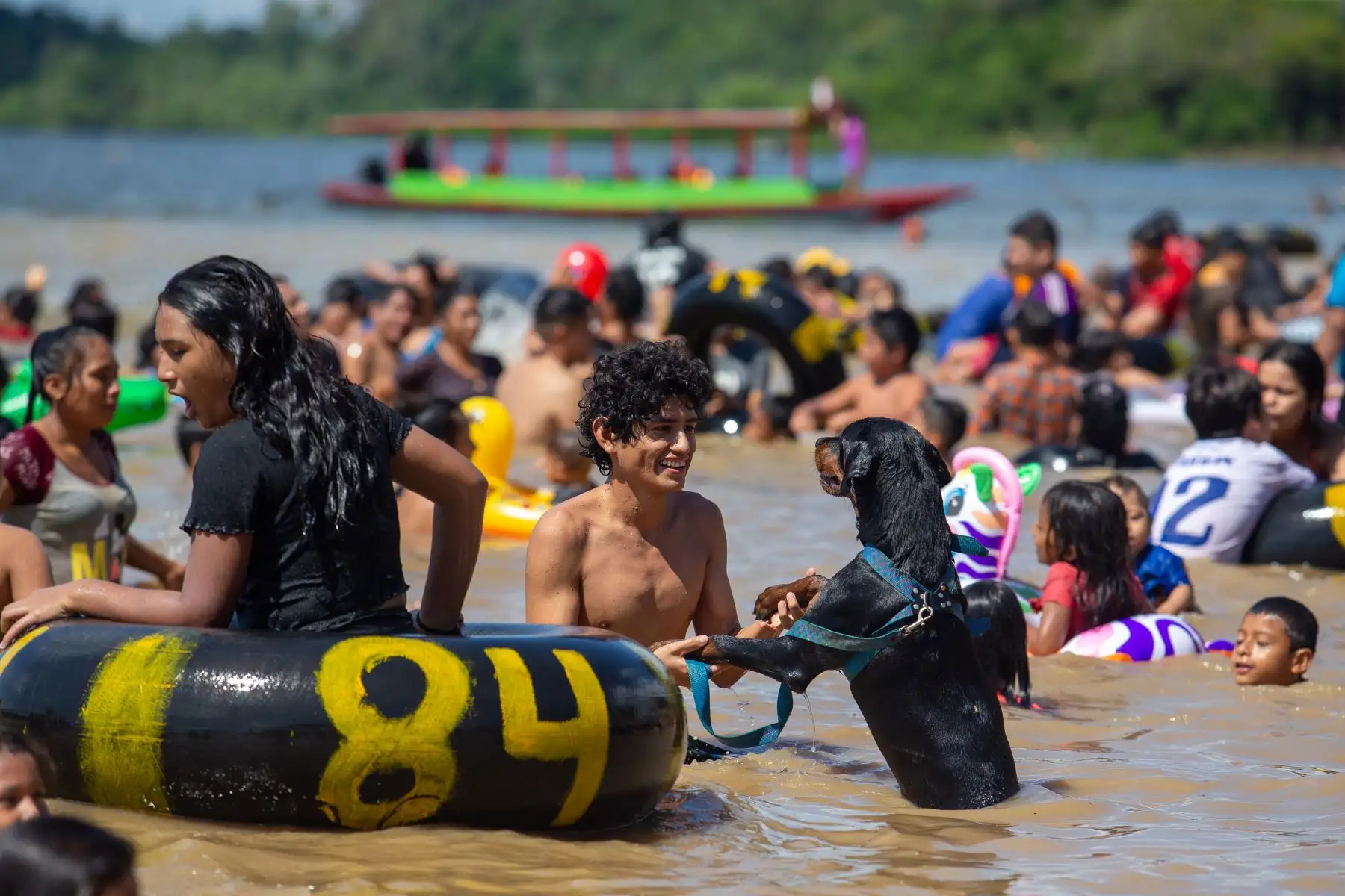 Cientos de personas acudieron masivamente a la playa Yaniracocha en Pucallpa, región Ucayali, para cumplir con el "baño bendito