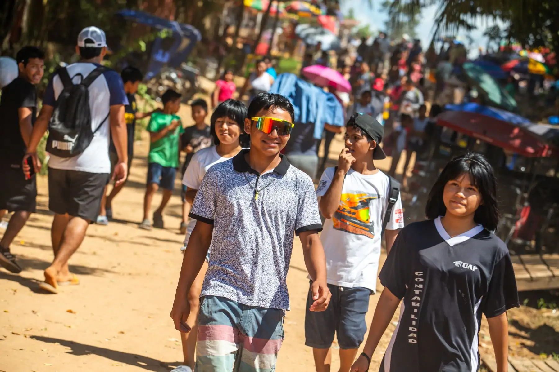 Cientos de personas acudieron masivamente a la playa Yaniracocha en Pucallpa, región Ucayali, para cumplir con el "baño bendito