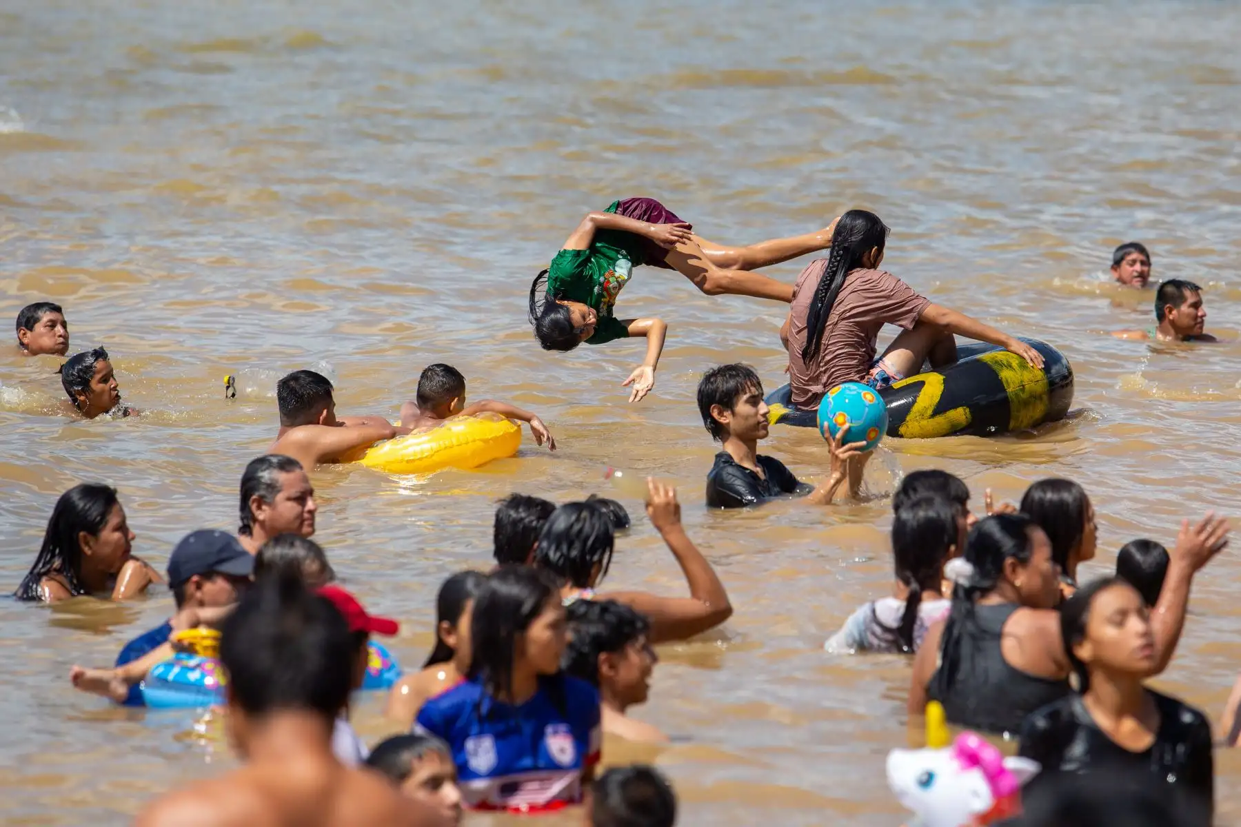 Cientos de personas acudieron masivamente a la playa Yaniracocha en Pucallpa, región Ucayali, para cumplir con el "baño bendito
