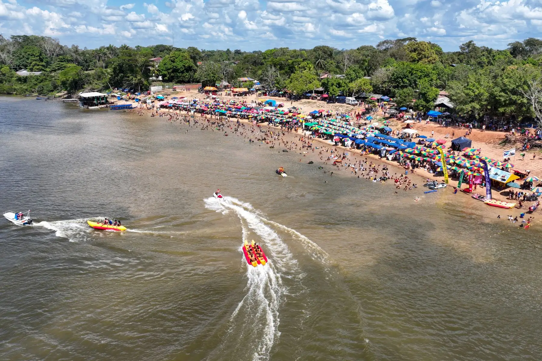 Cientos de personas acudieron masivamente a la playa Yaniracocha en Pucallpa, región Ucayali, para cumplir con el "baño bendito